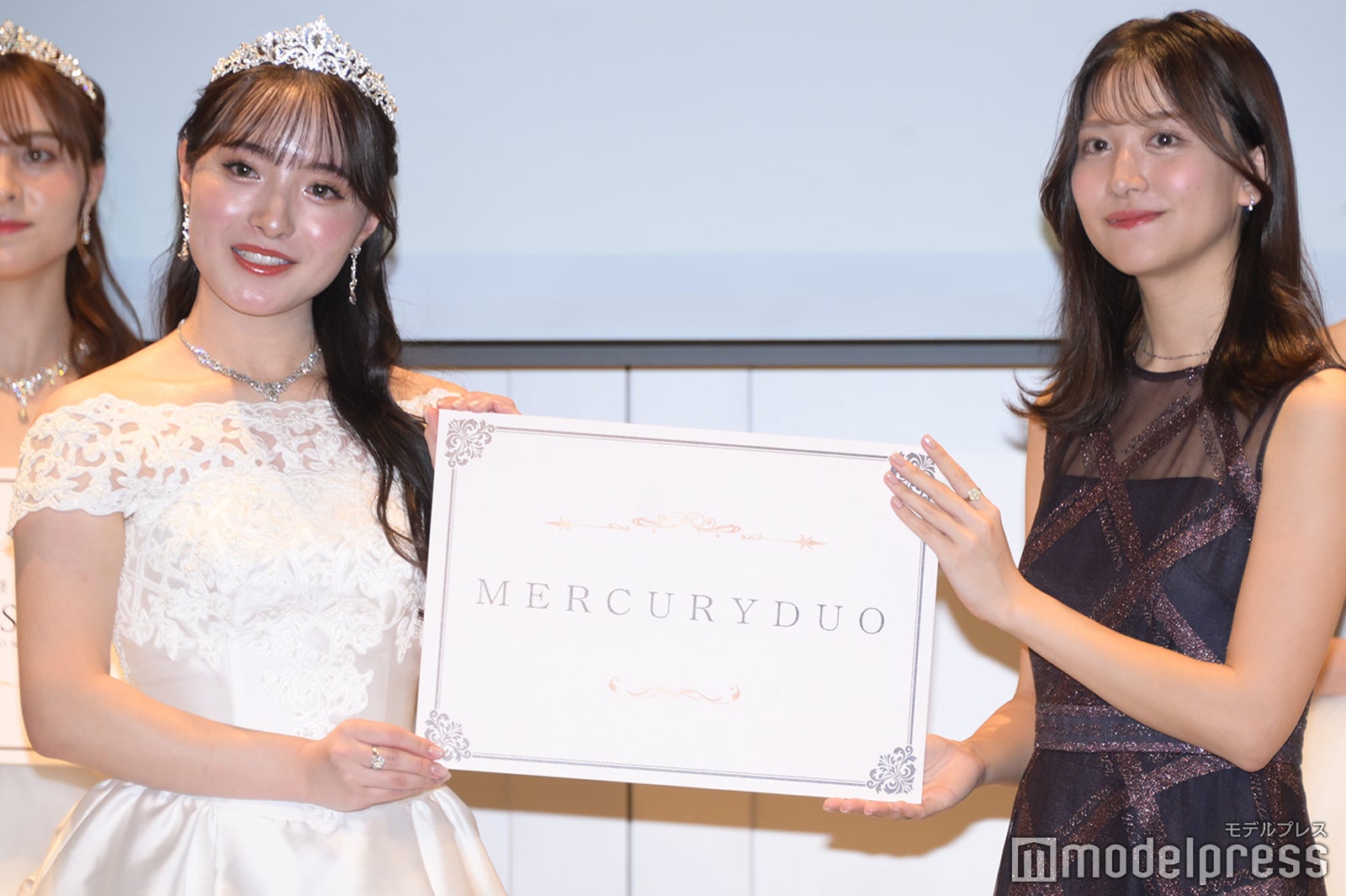 （左）野村実央さん（C）モデルプレス