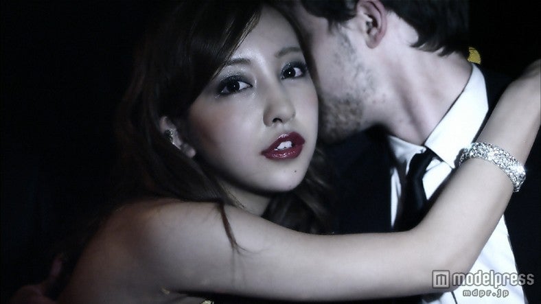 （左）板野友美／4thシングル「1%」のMVより