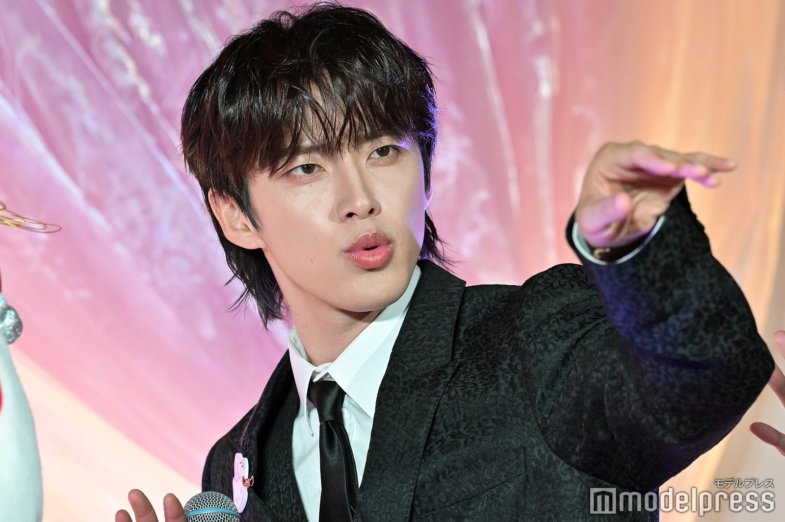 見得を切る河野純喜（C）モデルプレス