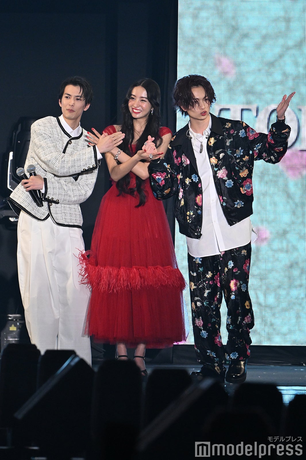 「女神降臨」ポーズでキメる渡邊圭祐、Koki、綱啓永（C）モデルプレス