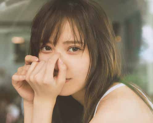 日向坂46加藤史帆、タンクトップ姿で素肌輝く 1st写真集裏表紙カット4種&秋元康氏の帯コメント解禁<#会いたい>