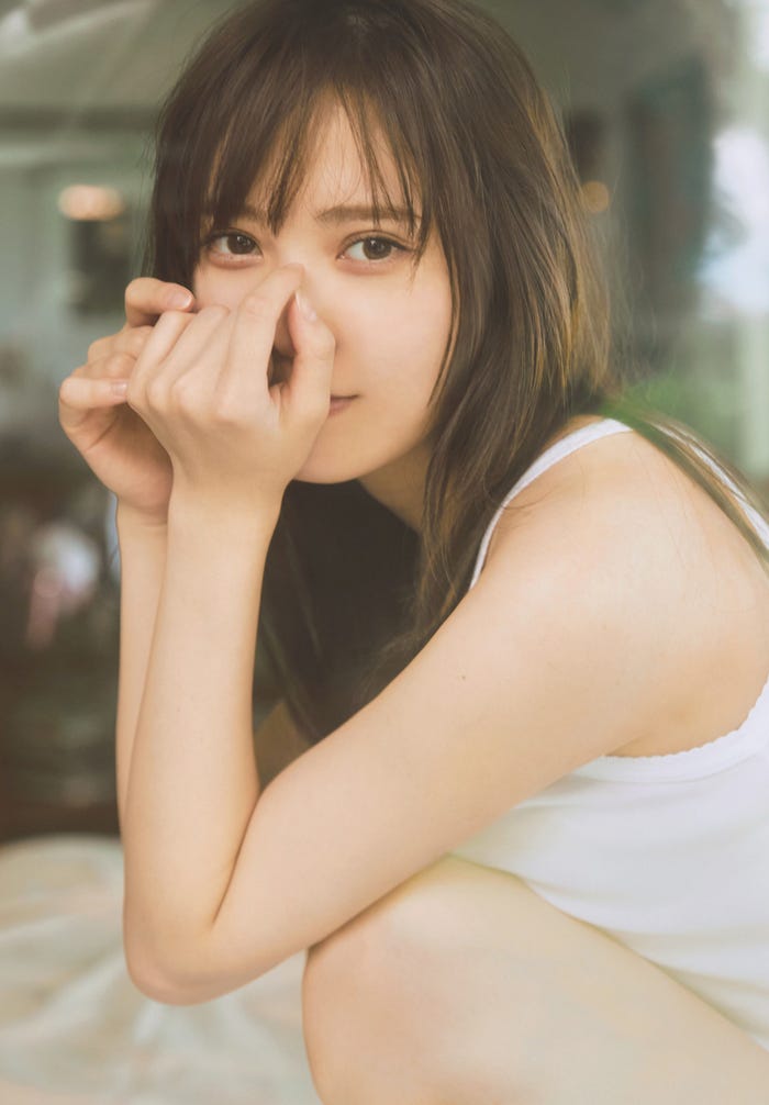 加藤史帆/@Loppi・HMV版裏表紙(撮影/三瓶康友)