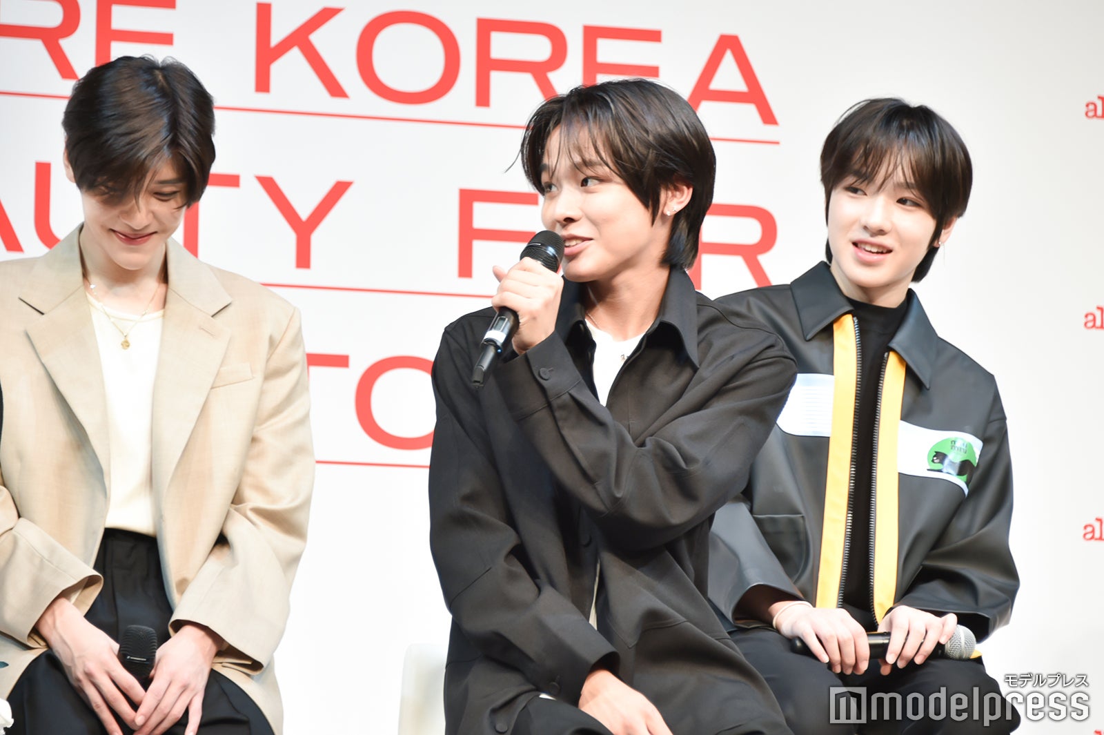 セクシーな表情をリクエストされ照れるリク、笑うシオン、サクヤ（C）モデルプレス