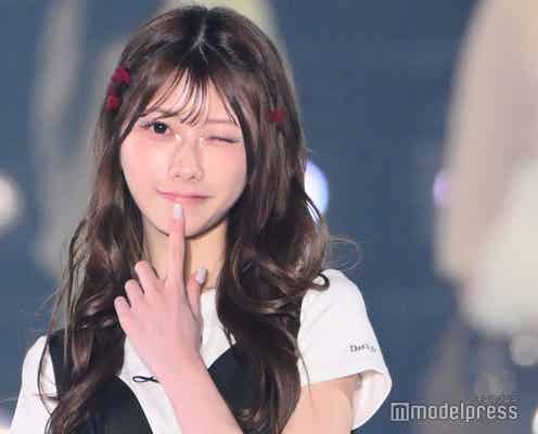 AKB48千葉恵里、ミニ丈シックワンピでスラリ美脚披露 赤リボンで甘さもプラス【関コレ2025S/S】