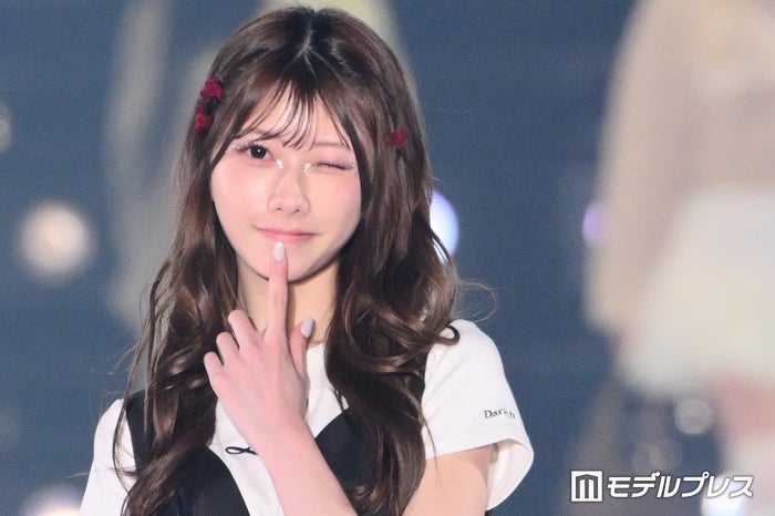 AKB48千葉恵里、スウェットから美肩チラリ 雰囲気ガラリのギャルコーデに「ビジュ最強」「美人すぎて頭抱える」とファン絶賛