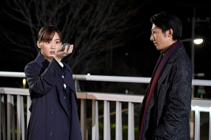 綾瀬はるか、高橋一生「天国と地獄 ~サイコな2人~」最終話より(C)TBS