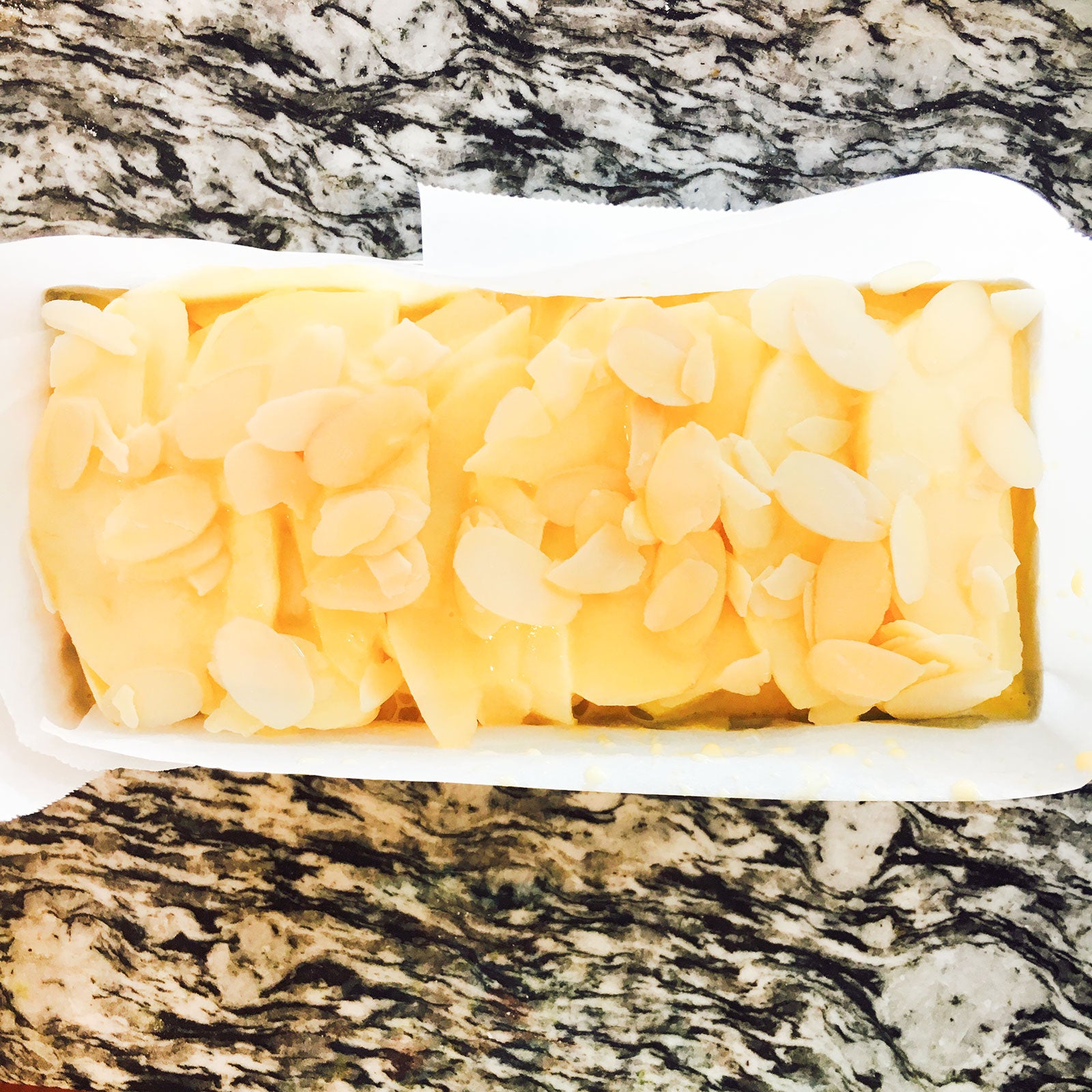 手順6：上にスライスアーモンドをのせオーブンで焼く／画像提供：柏原歩