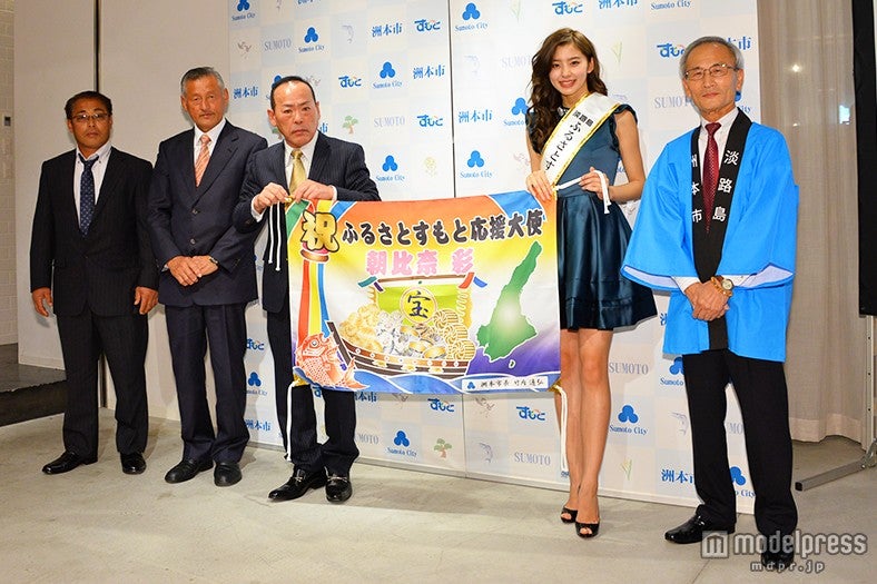 朝比奈彩（右から2番目）