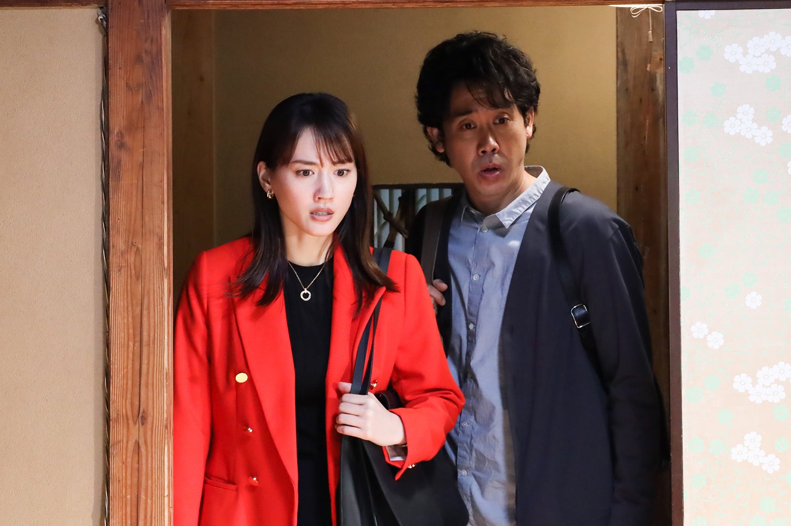 綾瀬はるか、大泉洋／「元彼の遺言状」第9話より（C）フジテレビ