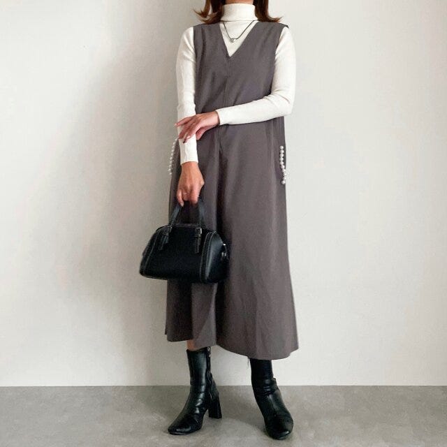 ユニクロメリノリブタートルネックセーターのワンピースコーデ