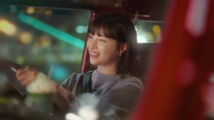 広瀬すず/新TVCM「マックカフェ寄り道マック 夜のドライブ」篇より(提供写真)