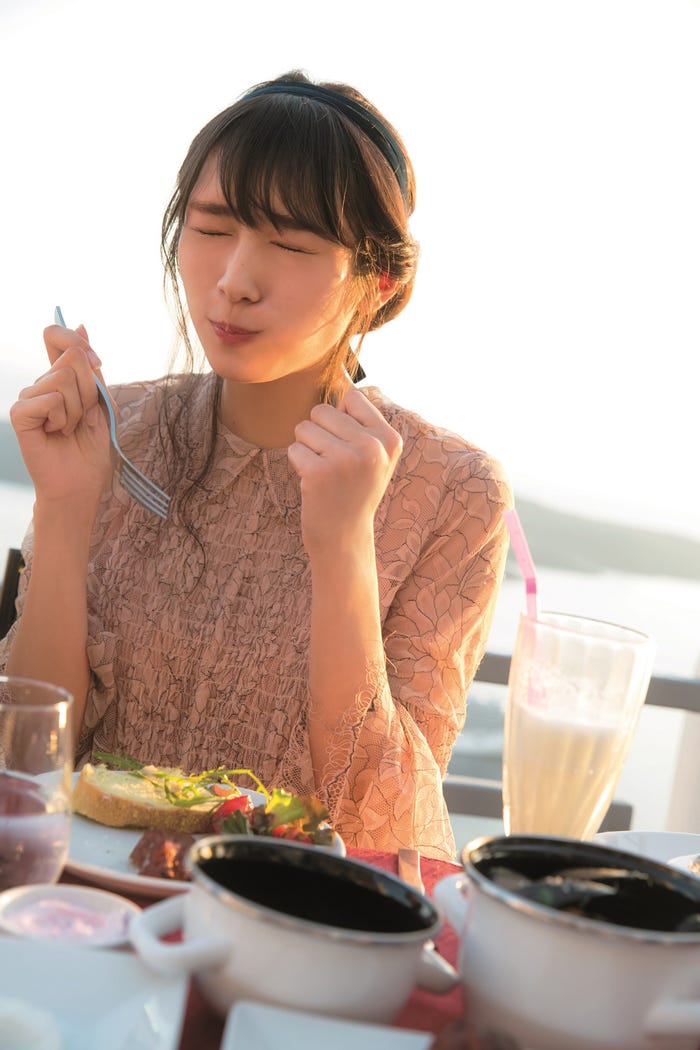 渡辺梨加1st写真集『饒舌な眼差し』(C)阿部ちづる/集英社