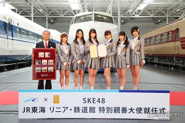 （左から）リニア・鉄道館 金子利治館長、大場美奈、古畑奈和、松井玲奈、須田亜香里、高柳明音、磯原杏華