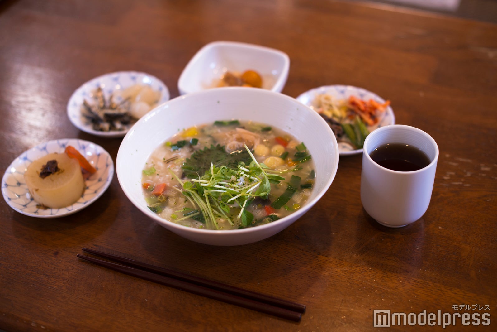 メニューは京雑炊（400円、卵入り450円）とおにぎりとシンプル（C）モデルプレス