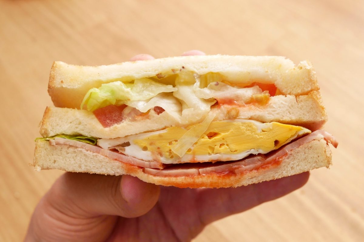 セブン−イレブン　トーストサンド目玉焼き入りBLT