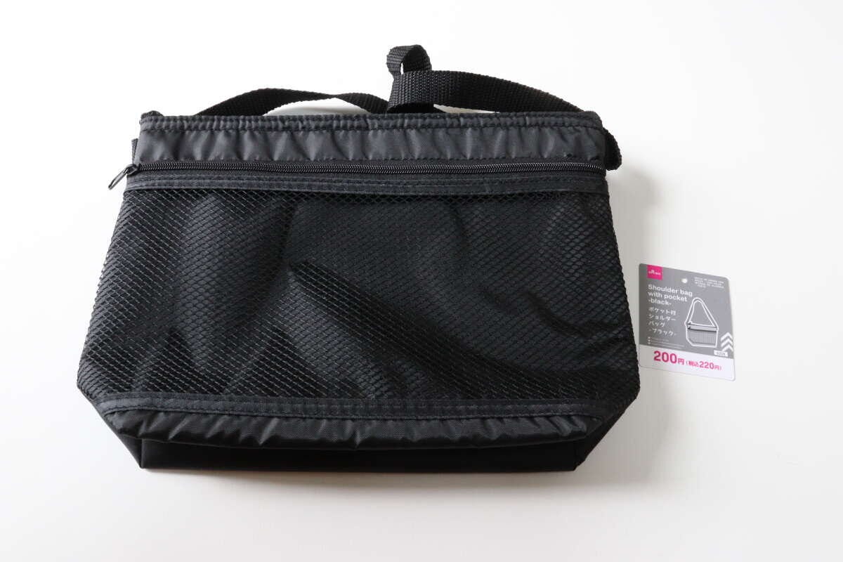 ダイソー ポケット付ショルダーバッグ(内側アルミシート付、ブラック) ダイソーのポケット付ショルダーバッグ(内側アルミシート付、ブラック)のパッケージ
