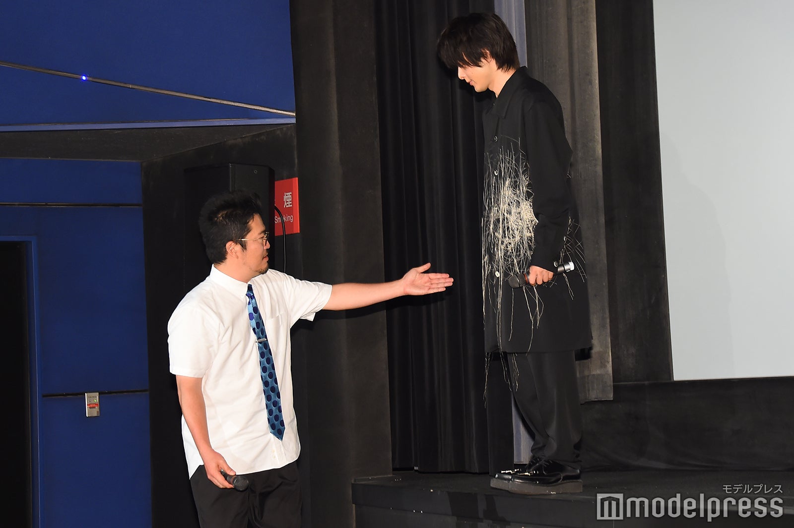 中野量太監督（左）のエスコートを待ってみる中村倫也（右）／（C）モデルプレス