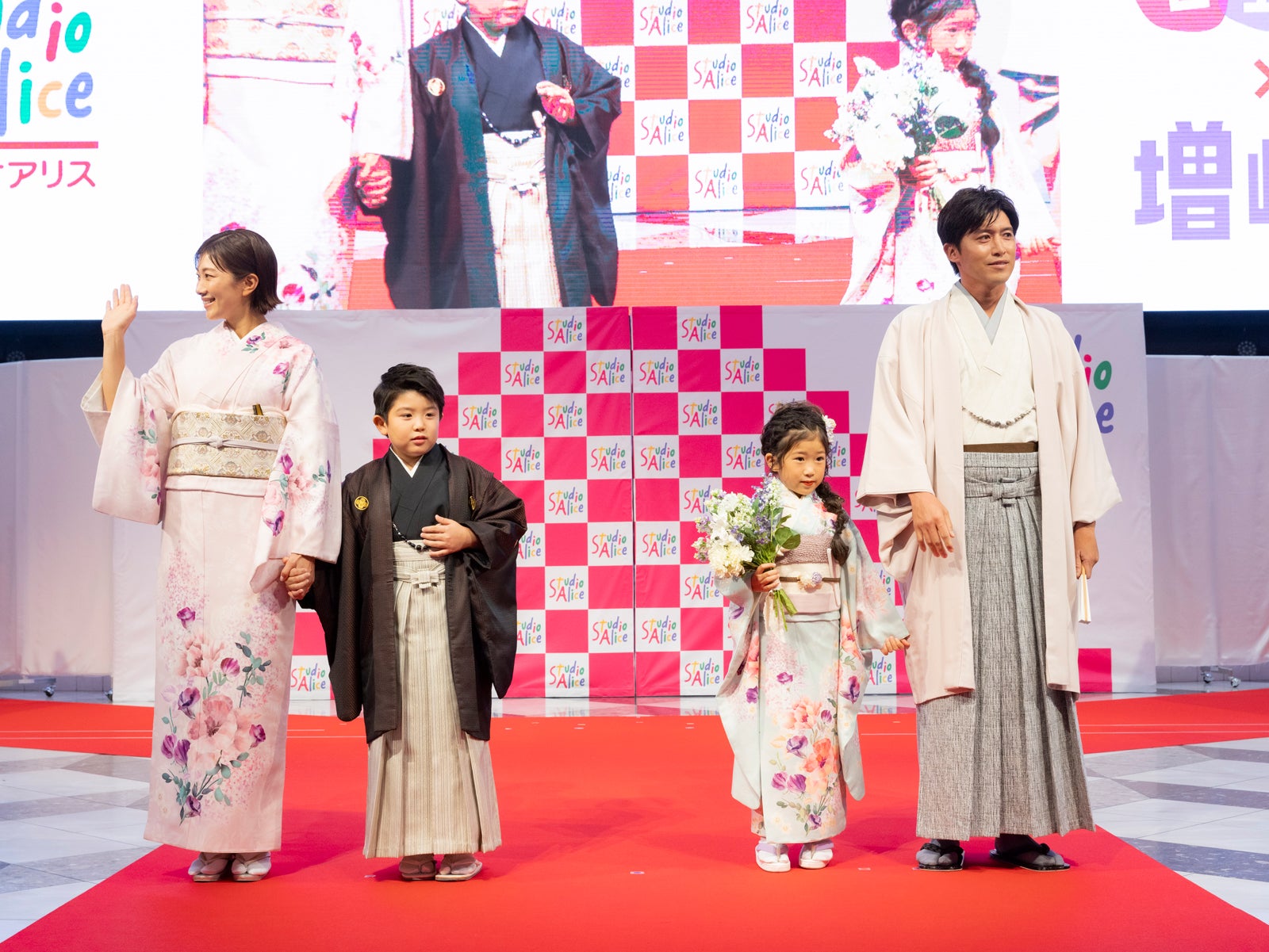 （左から）潮田玲子、長男・りゅうせいくん、長女・みれいちゃん、増嶋竜也（提供写真）