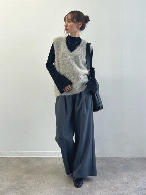 2025冬モノトーンきれいめカジュアルグレーのシャギーニットベストが主役の最旬コーデ