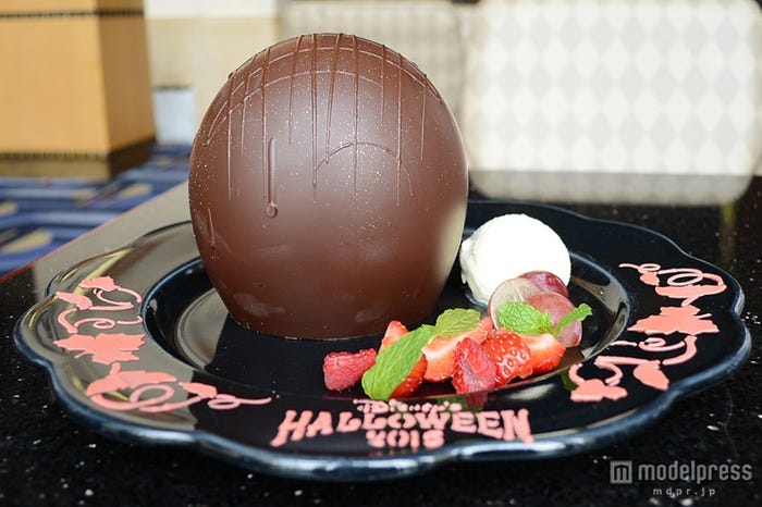 球体のチョコレートはインパクト大