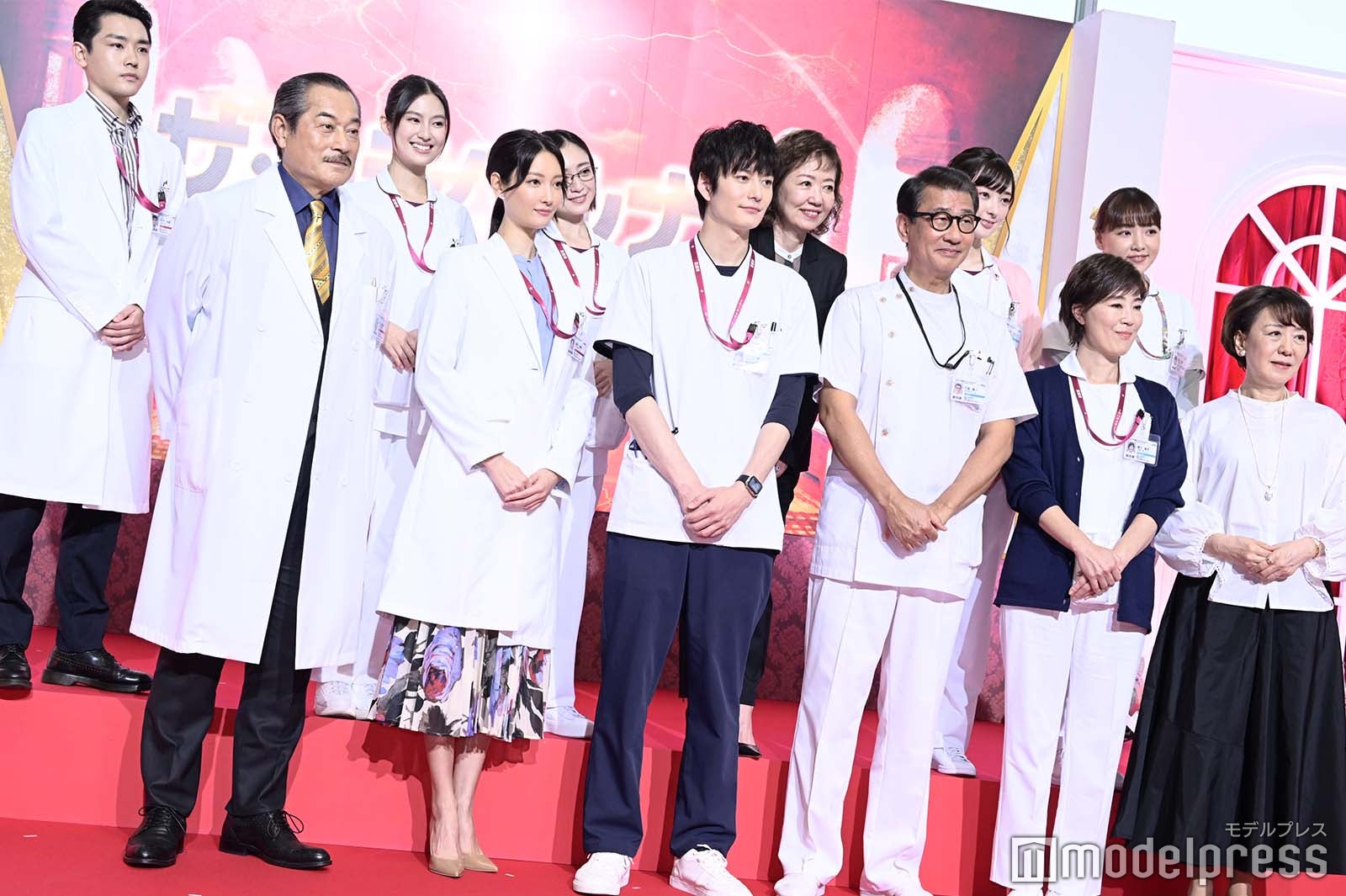 （後列左から）泉澤祐希、恒松祐里、安達祐実、浅田美代子、宮本茉由、野呂佳代（前列左から）松平健、菜々緒、岡田将生、中井貴一、寺島しのぶ、 中園ミホ氏 （C）モデルプレス