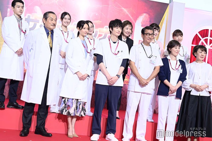 (後列左から)泉澤祐希、恒松祐里、安達祐実、浅田美代子、宮本茉由、野呂佳代(前列左から)松平健、菜々緒、岡田将生、中井貴一、寺島しのぶ、 中園ミホ氏 (C)モデルプレス