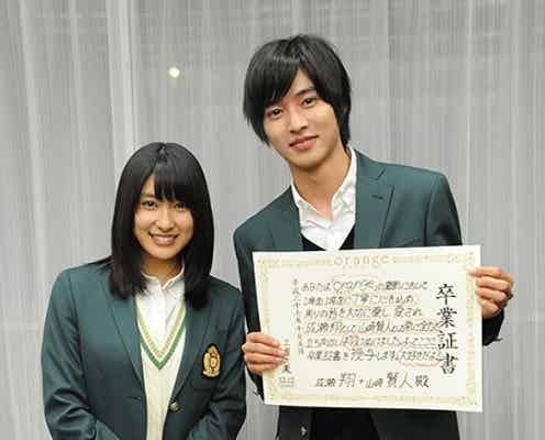 土屋太鳳&山崎賢人「orange」共演終了で熱いハグ Wサプライズに感涙