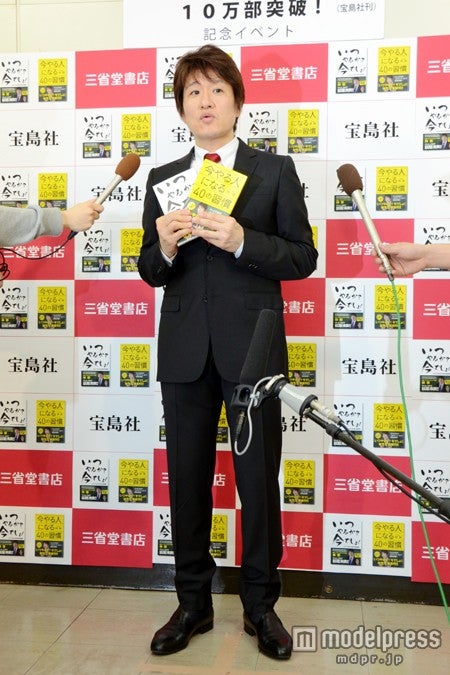 人生初の囲み取材に応じた、林　修氏