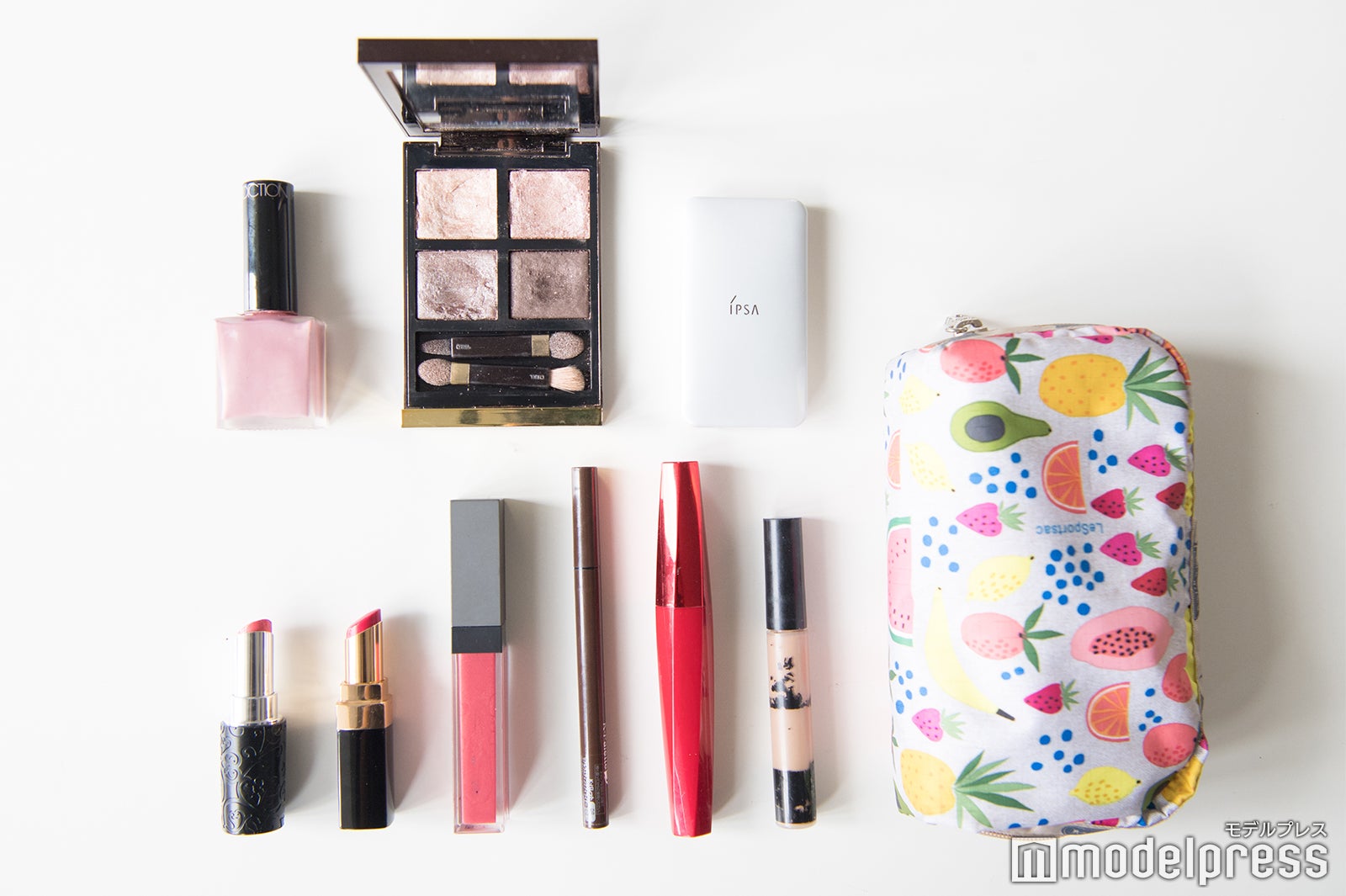 三上真奈アナウンサーポーチの中身は…（C）モデルプレス