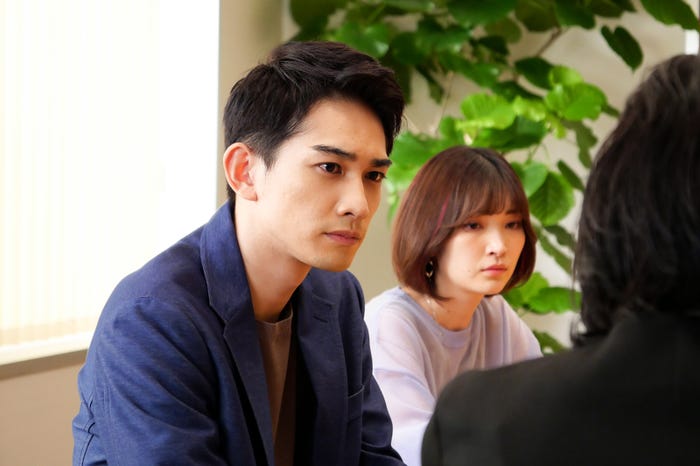 町田啓太、菅野莉央 (C)フジテレビ