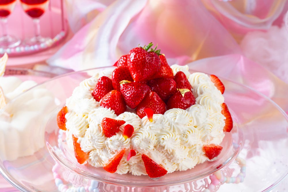 沖縄で“ファンタジーの世界”イメージのストロベリービュッフェ、贅沢いちごケーキやタルトなど12種提供