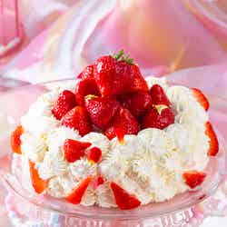 沖縄で“ファンタジーの世界”イメージのストロベリービュッフェ、贅沢いちごケーキやタルトなど12種提供