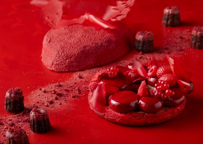 スイーツブッフェアイコン「パリブレスト」とストロベリーチョコレートテリーヌ、ストロベリーカヌレ／画像提供：ハイアット リージェンシー 大阪