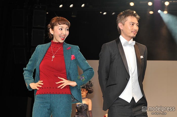 ステージの様子/神田うの(左)、塚本高史(右)