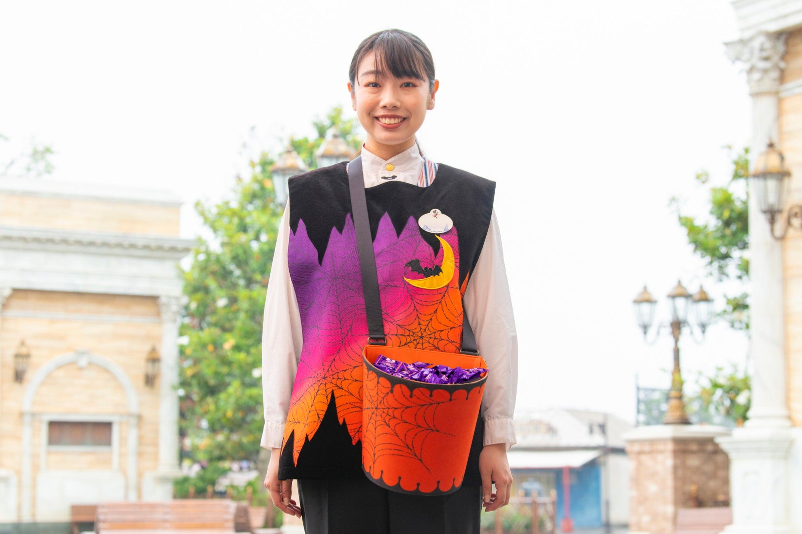 特別なバケツを持ったキャスト （イメージ） （C）Disney