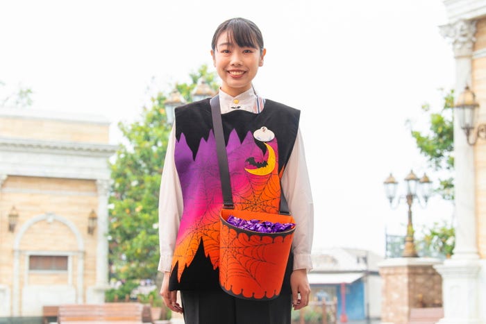 特別なバケツを持ったキャスト (イメージ) (C)Disney