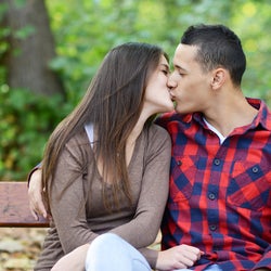 気になるなら抱きついて!キスでチェックする「2人の相性テスト」