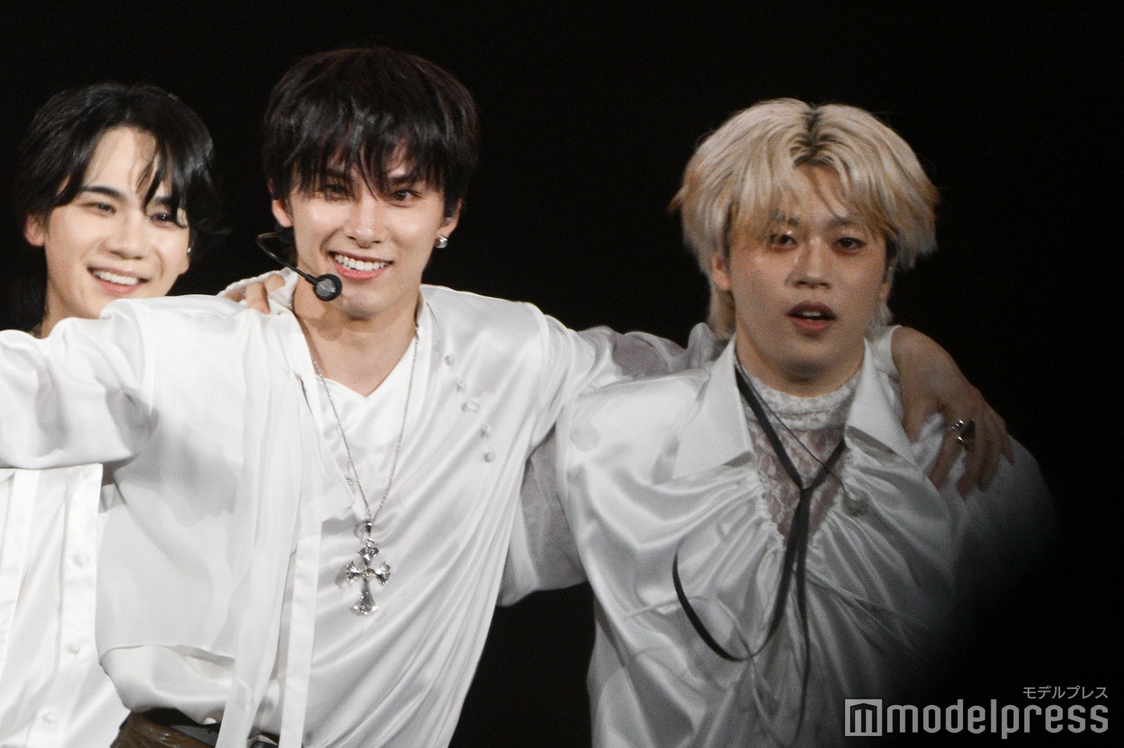 「エッホ！エッホ！」する川西拓実、木全翔也／JO1（C）モデルプレス