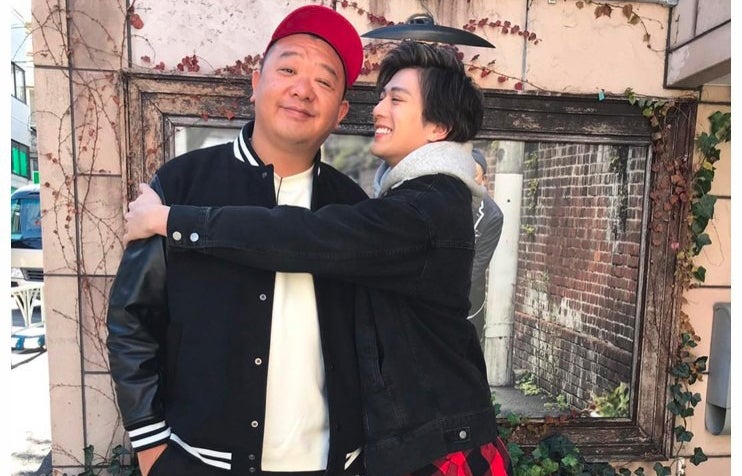 新田真剣佑、“親友”TKO木下とハグ「羨ましすぎる」「隣変わって」の声