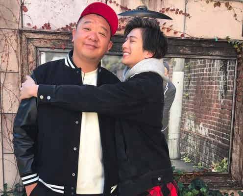 新田真剣佑、“親友”TKO木下とハグ「羨ましすぎる」「隣変わって」の声