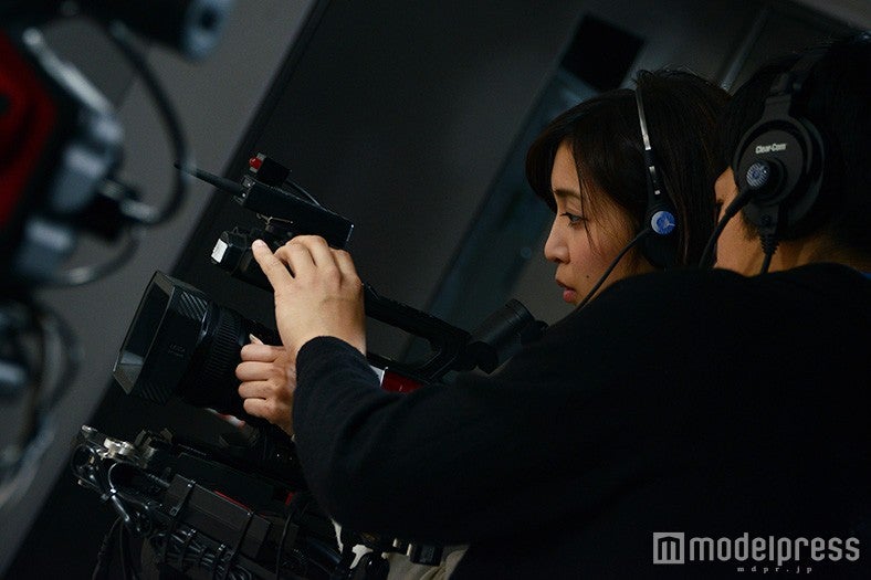 カメラの指導を受ける松村くるみ（C）モデルプレス