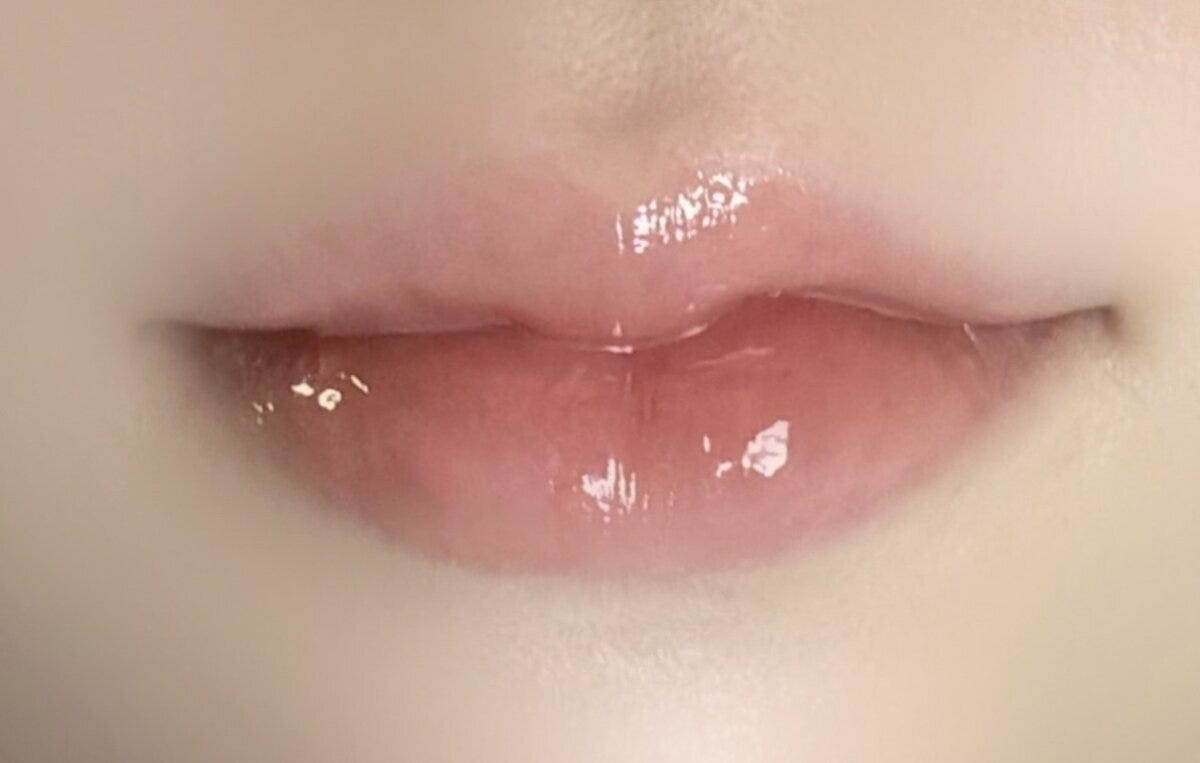 イエベにおすすめのリップを塗ったツヤのある今っぽい唇の仕上がり