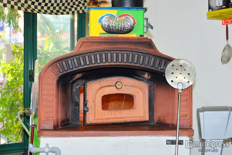 ピザの香ばしい香りが漂う特製石窯