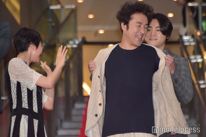 長澤まさみ、ムロツヨシ、山田孝之 (C)モデルプレス