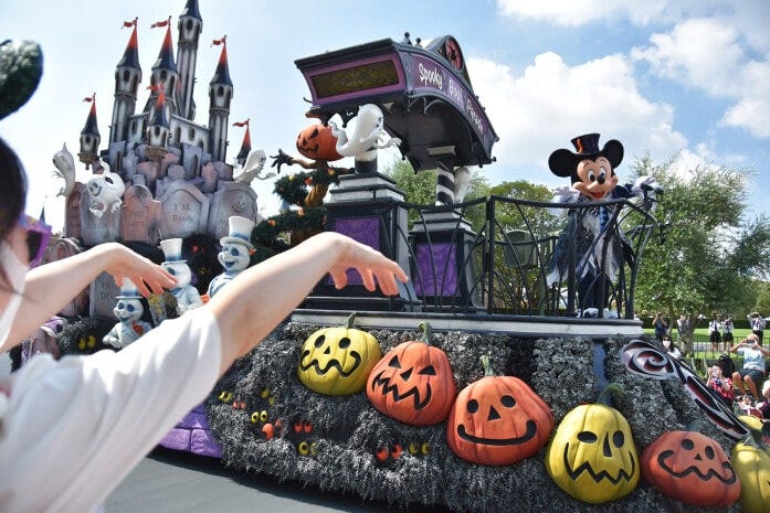 そして、ミッキーマウスのフロート。「ホーンテッドマンション」のようなデザインでゴースト感満点です