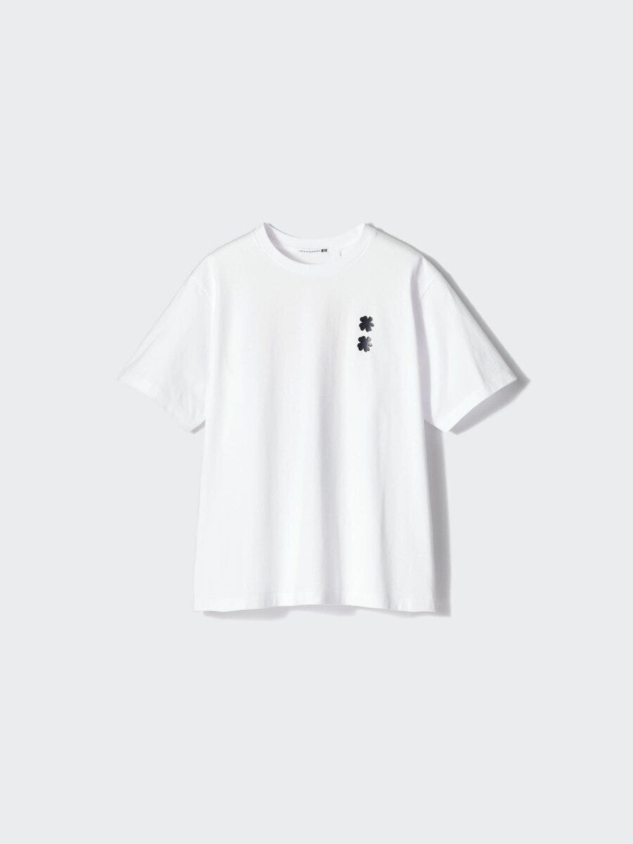 白いTシャツの胸元に黒いクローバー柄のプリント