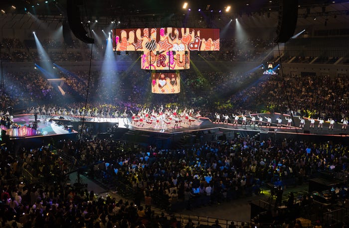 「2017 MAMA in Japan」コラボステージの模様(C)AKS