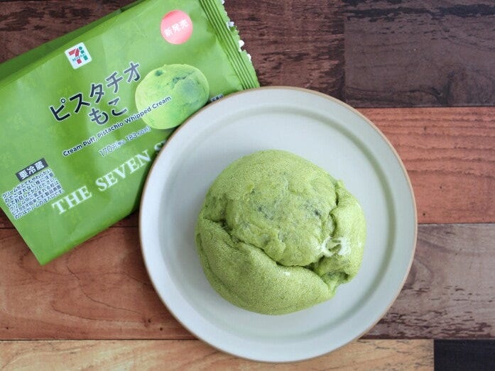 生地もホイップクリームも軽いので、一個ぺろりと食べられてしまいます