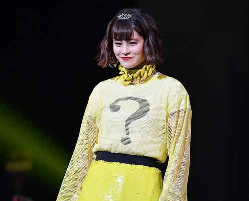 emma、ミニスカ×網タイツで全開セクシー&弾ける笑顔