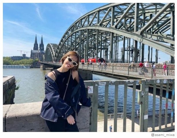 サッカー大迫勇也選手の美人妻、ミニ丈ボトムからほっそり美脚大胆披露「憧れのスタイル」「おしゃれ」絶賛の声